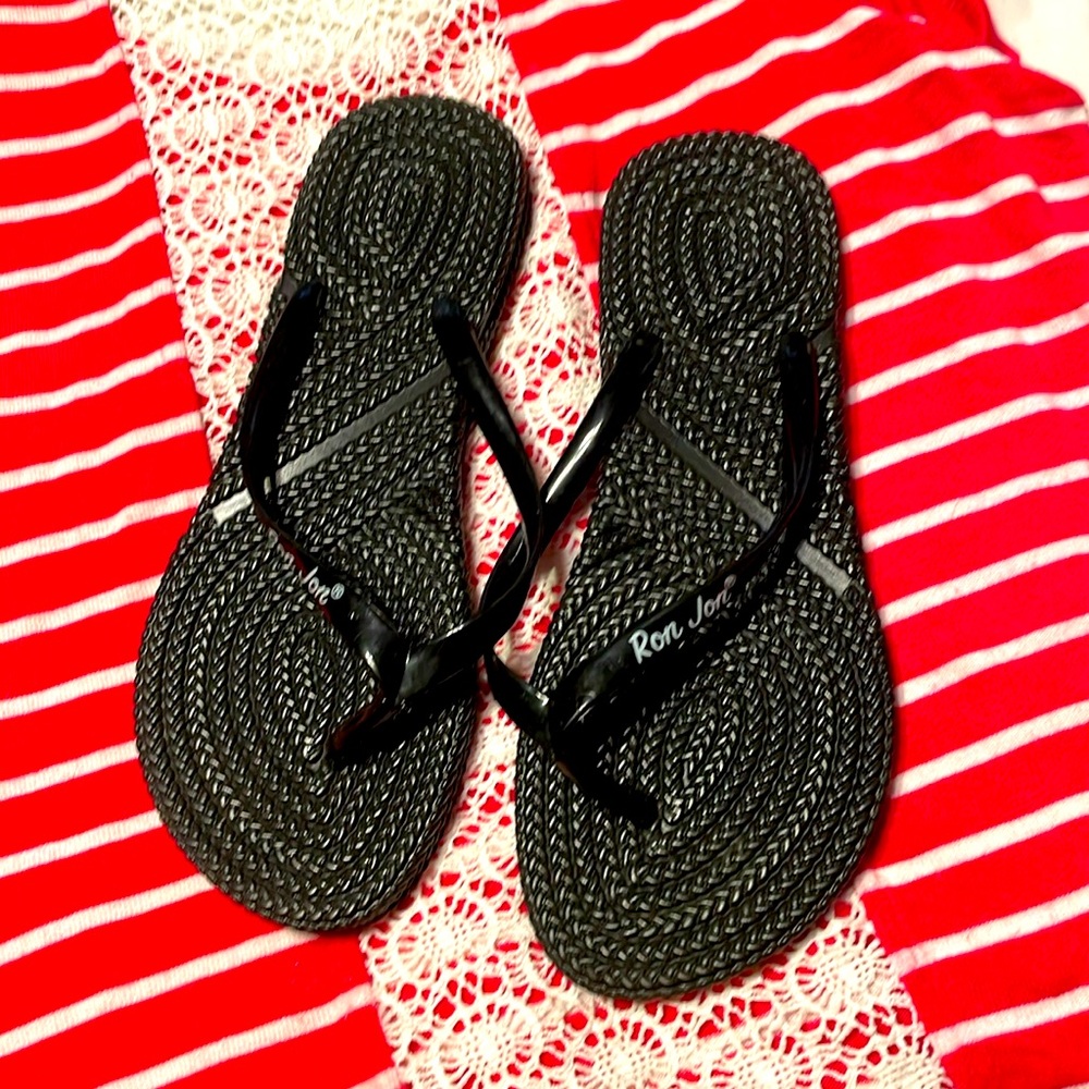 Ron Jon black swirl design flip flops